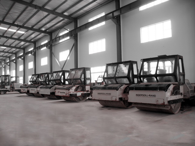 簡訊：機(jī)械公司自3月份開始，在德沃基地的維修車間，實(shí)施筑路設(shè)備維修保養(yǎng)工作